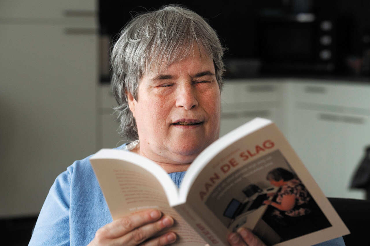 Blinde Riet Brusselaars met haar boek