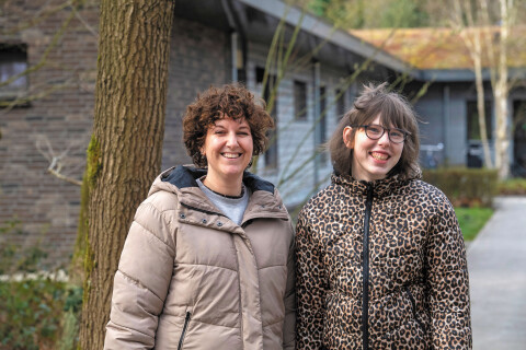 Frederiek en haar moeder voor het logeerhuis