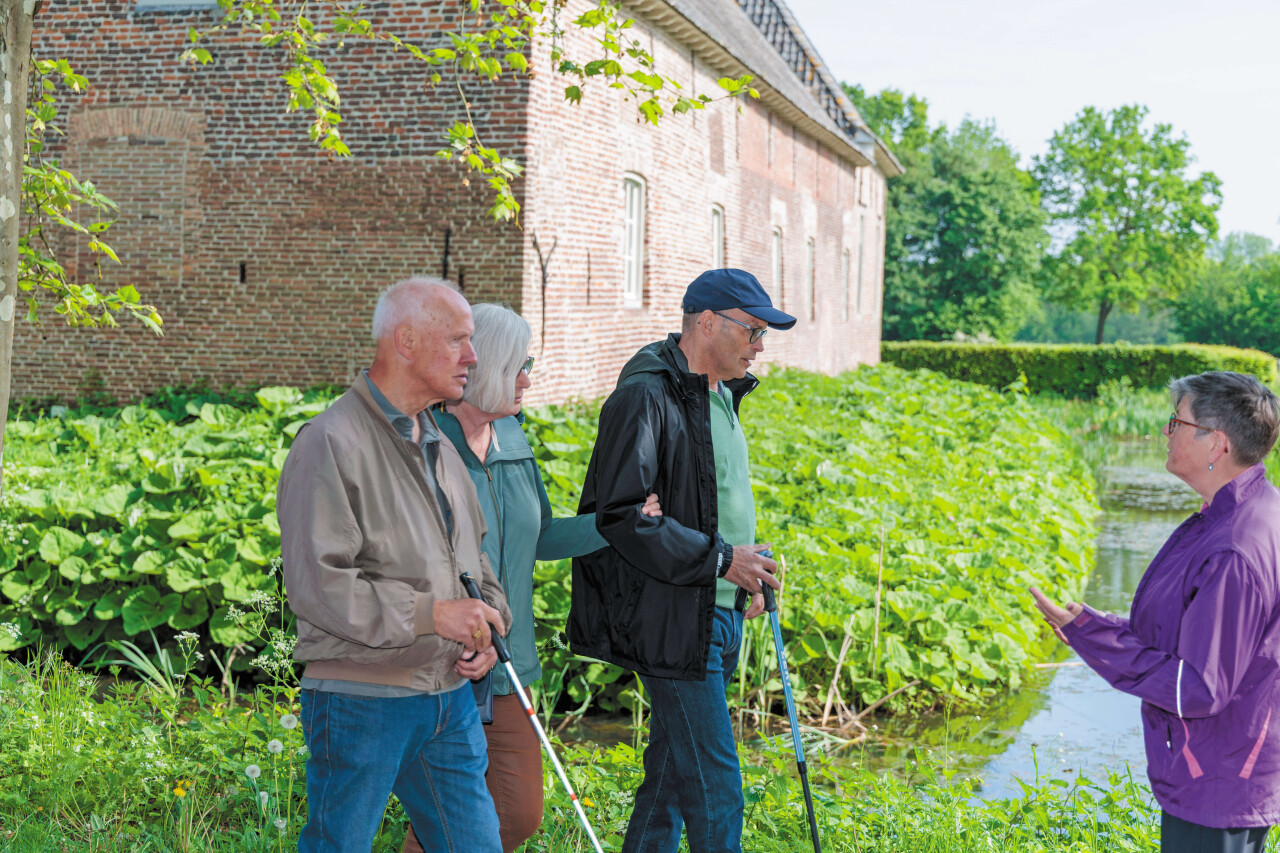Deelnemers aan de zintuigelijke wandeling op landgoed Tongelaar